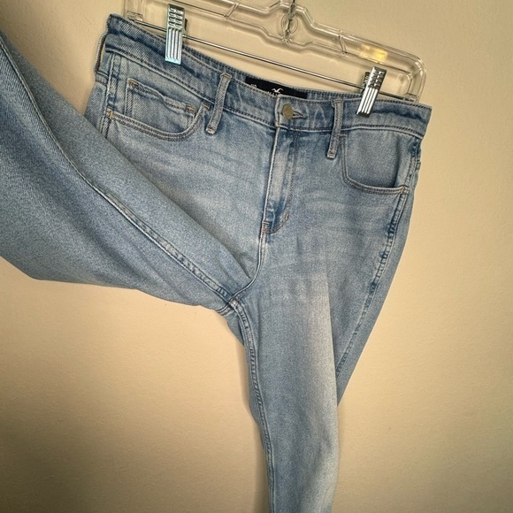 Hollister Women's High-Rise Mom Distressed Jean- Sz 11R - Picture 3 of 11